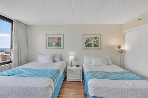 Ένα ή περισσότερα κρεβάτια σε δωμάτιο στο Elevated Condo with Diamond Head & Ocean Views, Steps from Waikiki Beach (13011)