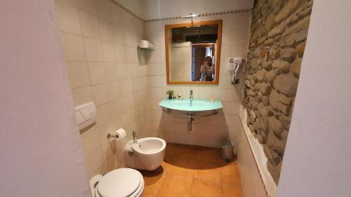 a bathroom with a toilet and a sink at B&B Isabella camera "Giovanna" in Monastero Bormida