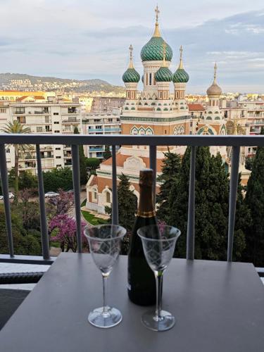 - une bouteille de vin sur une table avec deux verres dans l'établissement 3P 72m2 Climatisé Vue exceptionnelle Cathédrale St Nicolas et Mer, à Nice