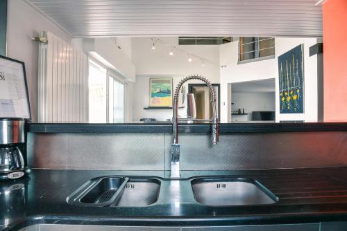 - une cuisine avec un évier dans l'établissement Villa contemporaine proximité plage et centre, à Capbreton
