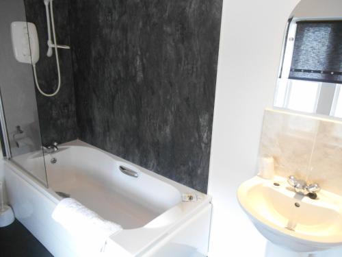 A bathroom at Airlie Arms Hotel 