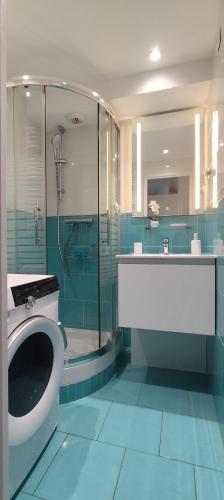 une salle de bain avec toilettes, lavabo et douche dans l'établissement T2 Vue mer, Jardin clos, Village vacances Cap Esterel St Raphaël, à Saint-Raphaël