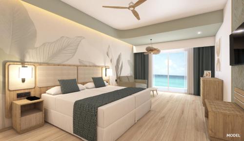 ein Schlafzimmer mit einem weißen Bett und einem großen Fenster in der Unterkunft Riu Ventura - All Inclusive in Cancún