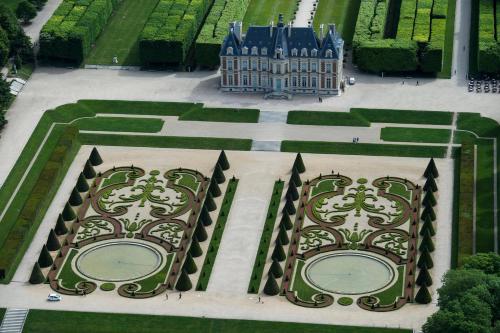 an aerial view of a palace with a building in the background at Grand 2 pièces à 15 min de Paris & Orly Aéroport in Antony
