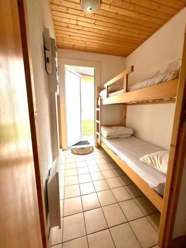 une chambre avec deux lits superposés et une fenêtre dans l'établissement Les chênes Rouges 4/p, à Gérardmer