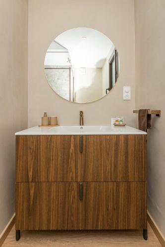 a bathroom with a sink and a mirror at Résidence & Hôtel Aria Marina in Propriano