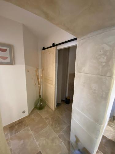 une chambre avec un mur en cours de rénovation dans l'établissement Maison de charme, à Lapalud