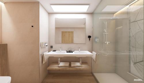 ein Badezimmer mit Waschbecken und Dusche in der Unterkunft Riu Ventura - All Inclusive in Cancún