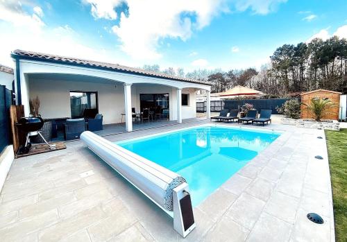 Bazén v ubytování Villa Classée 3 étoiles familiale calme et nature nebo v jeho okolí