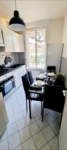 une cuisine avec une table et des chaises ainsi qu'une salle à manger dans l'établissement Appartement 42m2 - Calme & confort - Paris & aéroport d'Orly à 15 min, à Antony