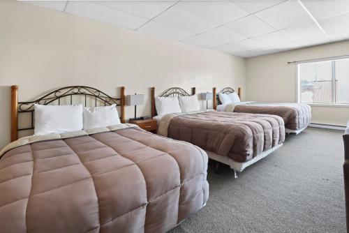 Ένα ή περισσότερα κρεβάτια σε δωμάτιο στο Dauphin Inn Express