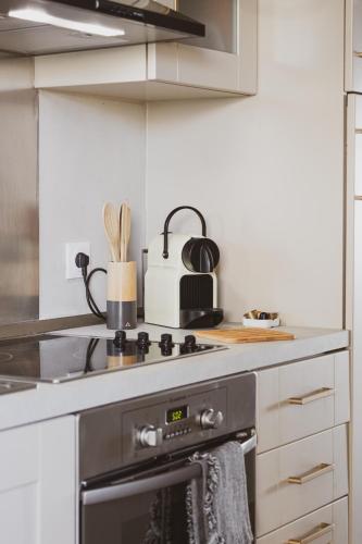 a kitchen with a stove top oven next to a counter at Résidence & Hôtel Aria Marina in Propriano