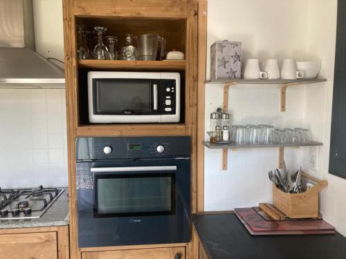 Η κουζίνα ή μικρή κουζίνα στο VILLA DES JASMINS - APPARTEMENT AVEC PISCINE PRIVEE- Entrelacs