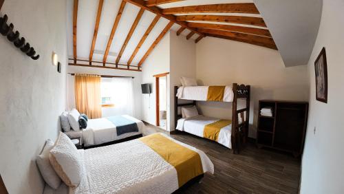 una camera con due letti a castello in una stanza di ApartaHotel Margaritas de la Villa VDL a Villa de Leyva