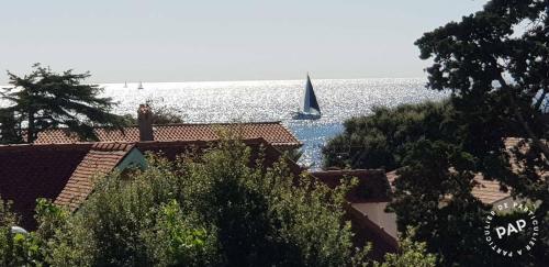 Appartement à Saint-Aygulf, à 50 m de la plage, avec parking privé