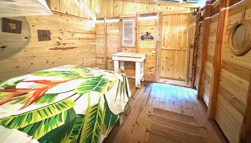 a room with a bed in a wooden cabin at Buen Hombre Kite School with Accommodations in La Costa de Buen Hombre
