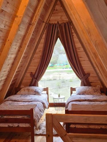 KomarnicaにあるHillside Komarnicaの窓のある部屋にベッドが2つある
