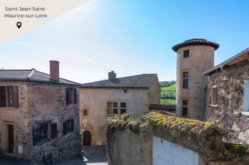 a view of an old house and a castle at Maison en Pierre avec Jardin 4 Voyageurs in Luré