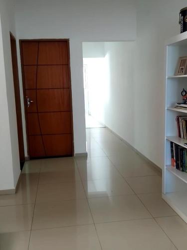 an empty room with a door and a tiled floor at Casa Ampla em Boituva-SP in Boituva