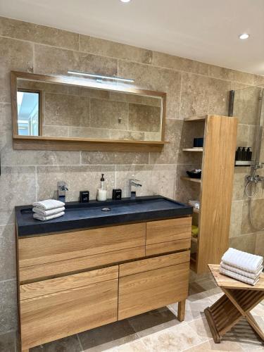 une salle de bain avec un lavabo et un miroir dans l'établissement Villa Miron, à Menton