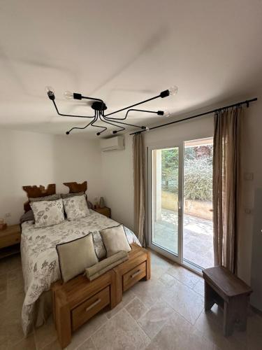 une chambre avec un lit et une grande fenêtre dans l'établissement Villa Miron, à Menton