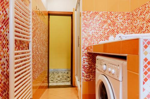 a laundry room with a washer and dryer at Luxe Apartment near Milano, Rho Fiera e MXP in Busto Arsizio