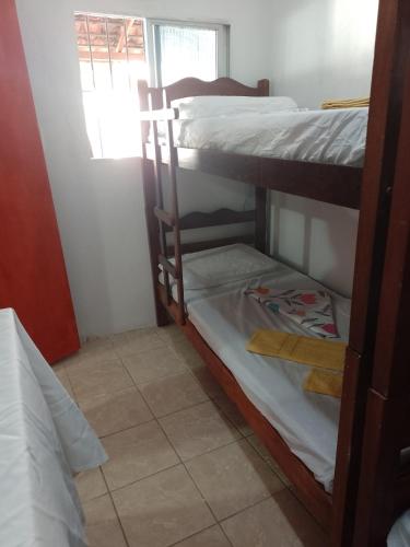 une chambre avec deux lits superposés et une fenêtre dans l'établissement Coração de Olinda, à Olinda