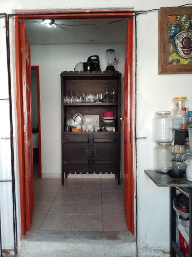 une porte ouverte sur une cuisine avec un placard dans l'établissement Coração de Olinda, à Olinda