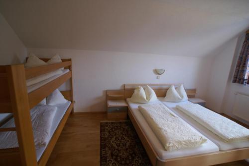 two bunk beds in a room with at Appartement zur Post in Ferlach