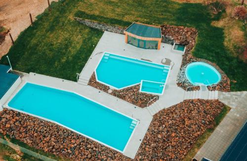 Kolam renang di atau dekat dengan Cosy family farmhouse