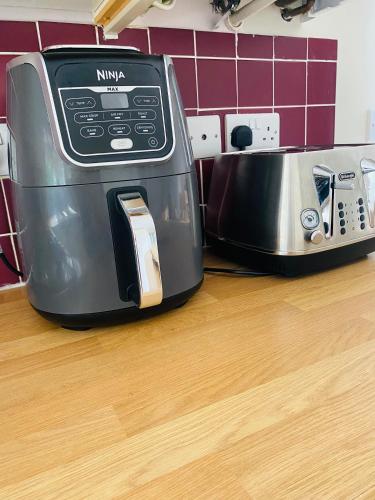 ein Toaster und eine Kaffeemaschine auf einer Küchentheke in der Unterkunft Peaceful, private, perfect home from home in Nottingham