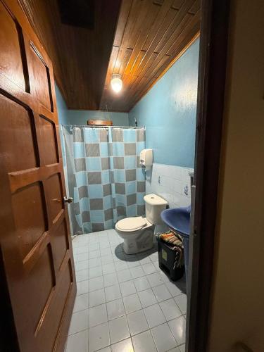 a bathroom with a toilet and a shower at El mochilero in Cartago