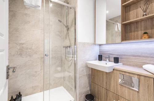 a bathroom with a shower and a sink at Luxury 5 bed Apt Maidstone with Free Parking in Allington