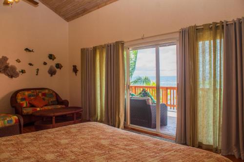 Postel nebo postele na pokoji v ubytování WEST Bay BEACHFRONT