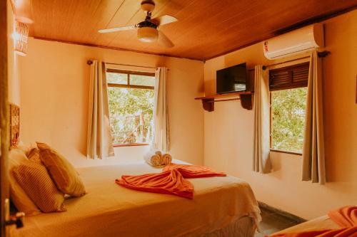 a bedroom with a bed and a window at POUSADA e BANGALOS VILA DA BARCA in Ilha de Boipeba