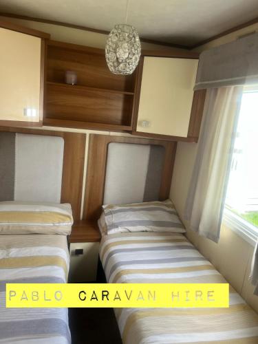 Ένα ή περισσότερα κρεβάτια σε δωμάτιο στο 3 Bedroom 8 Berth Caravan Towyn