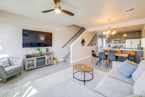 Dapur atau dapur kecil di 2 Mi to Payette Lake Mtn-View Getaway with Balcony
