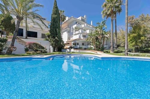 Penthouse Sea Views in Marbella Golden Mile, Puente Romano Area