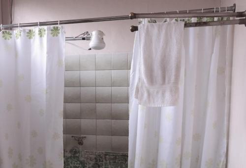 y baño con ducha y cortina de ducha. en Casa Seibel, en Quetzaltenango