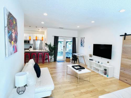Foto Tropical House with Summer Kitchen and pool 3BR- Oasis in Miami! 5