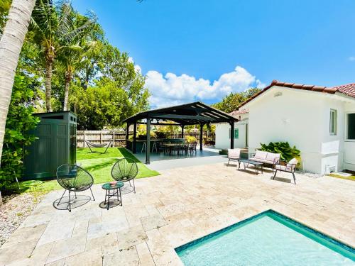 Foto Tropical House with Summer Kitchen and pool 3BR- Oasis in Miami! 6