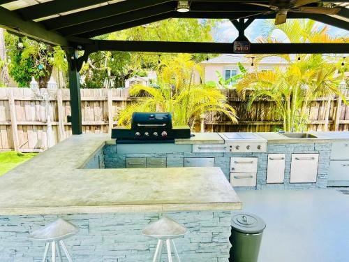 Foto Tropical House with Summer Kitchen and pool 3BR- Oasis in Miami! 4