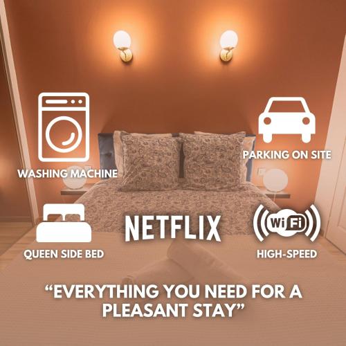 une affiche d'une chambre avec un lit avec un panneau Netflix dans l'établissement Le 1er Général - Center - Free Park, à Reims