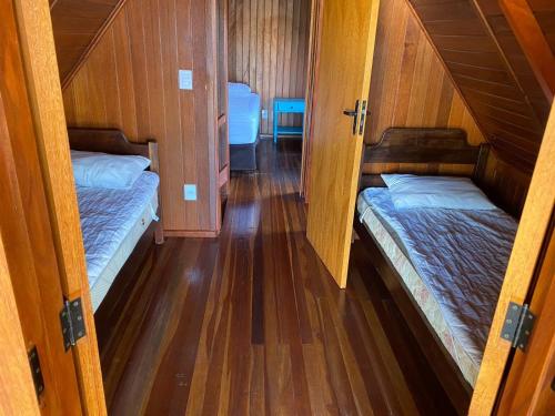 Ein Bett oder Betten in einem Zimmer der Unterkunft Chalé aconchegante com área rústica privativa em Brotas SP