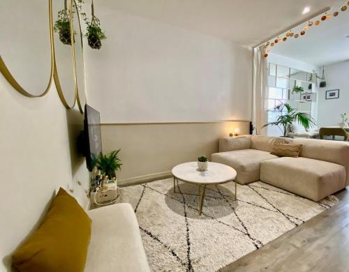 un salon avec un canapé et une table dans l'établissement Appartement entier Lyon Sans-souci & Monplaisir, à Lyon