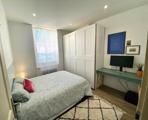 une chambre avec un lit et un bureau avec un ordinateur dans l'établissement Appartement entier Lyon Sans-souci & Monplaisir, à Lyon