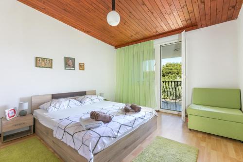 Postel nebo postele na pokoji v ubytování Seaside holiday house Okrug Donji, Ciovo - 2403