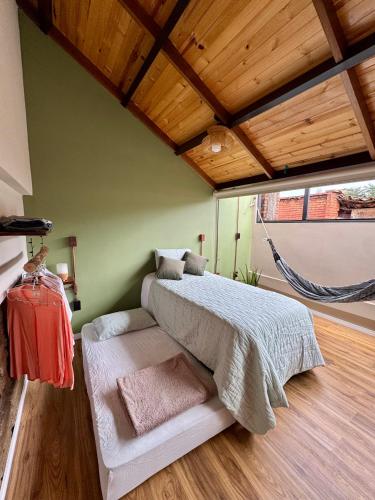 Ένα ή περισσότερα κρεβάτια σε δωμάτιο στο Casa de lujo con vista a Cristo Rey