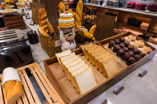 Daxinge北京大兴国际机场城际酒店的面包店内展示的面包和糕点