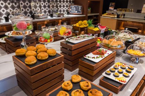 Daxinge北京大兴国际机场城际酒店的自助餐桌上摆满了不同类型的食物